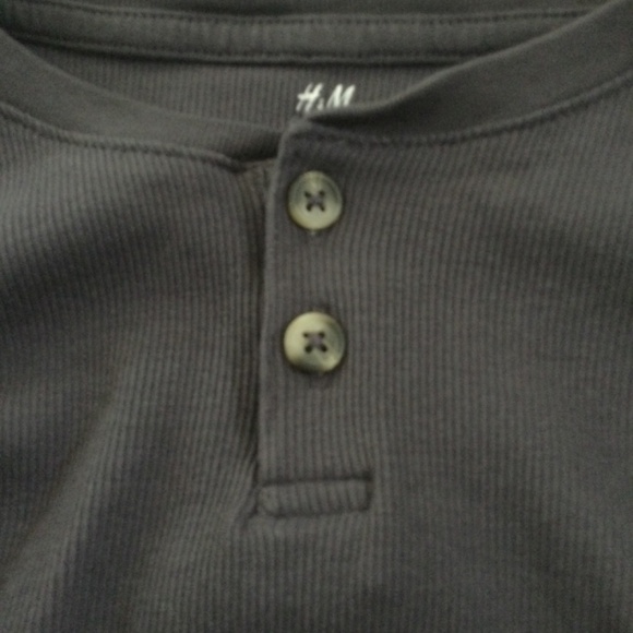 Boys basic H&M long sleeve tee - Picture 3 of 3